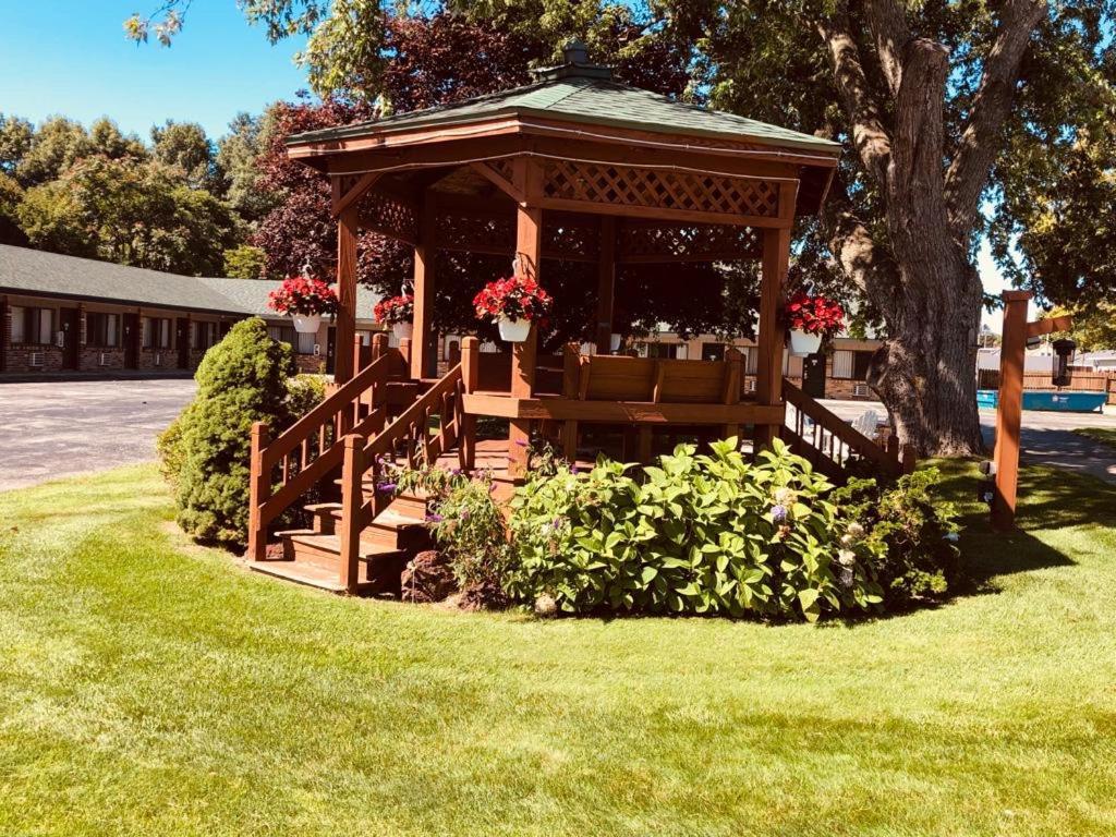 Viking Arms Inn - Ludington Ngoại thất bức ảnh